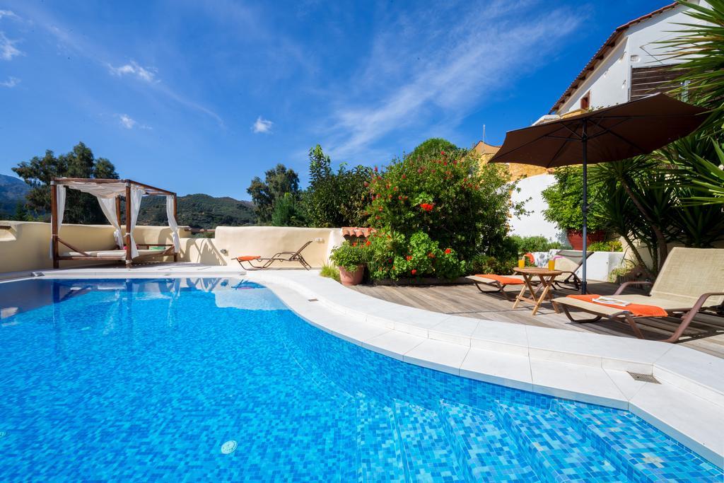 Verekinthos Villas - Pool, Hot Tub, Bbq, Kids Playground, Stunning Mountain Views Yerolakkos Exterior photo